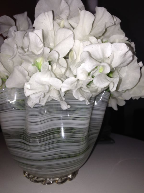 Witte lathyrus in een gemarmerde glazen vaas