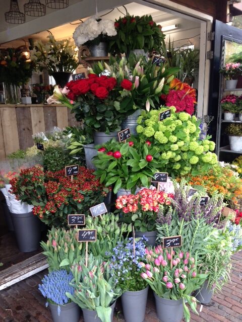 De bloemenkiosk aan de Westermarkt vol bloemen