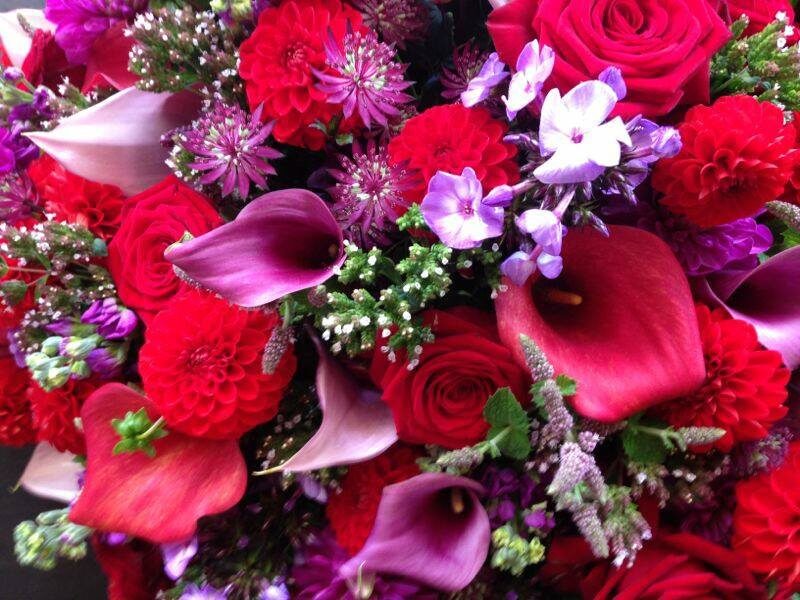 Boeket met rode rozen en calla's