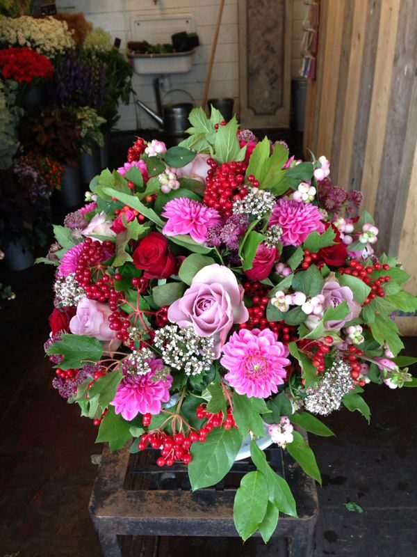 Boeket met roze rozen, gerbera's en groen