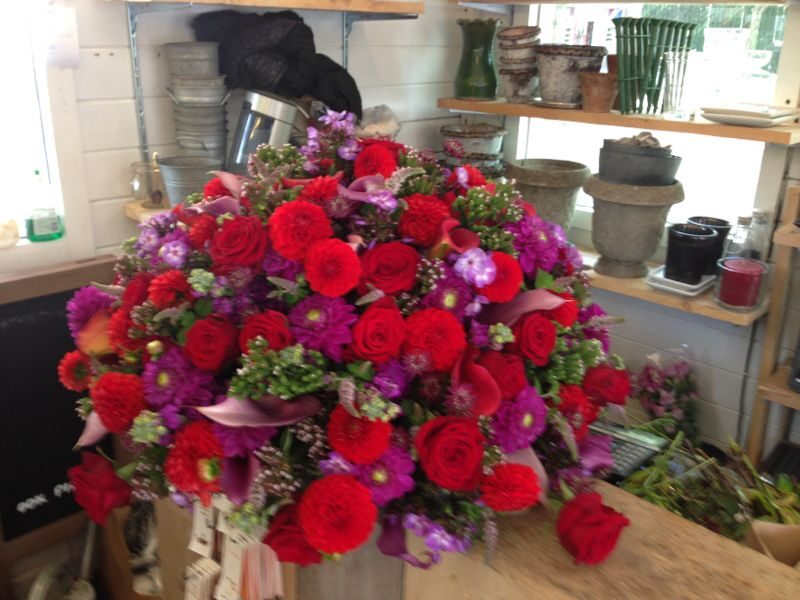 Rood bloemstuk met rozen op de toonbank