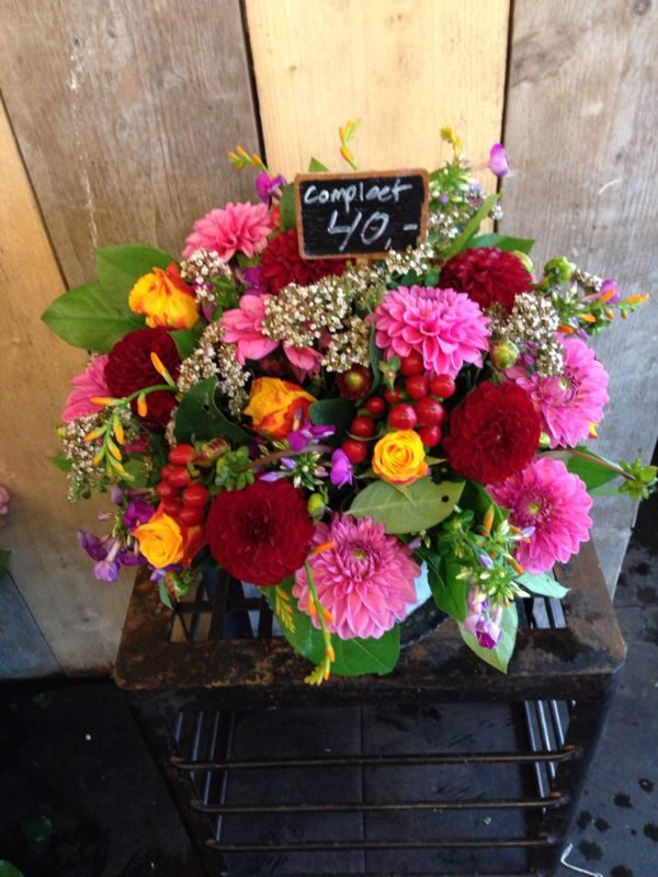 Kleurrijk boeket met dahlia's en rozen
