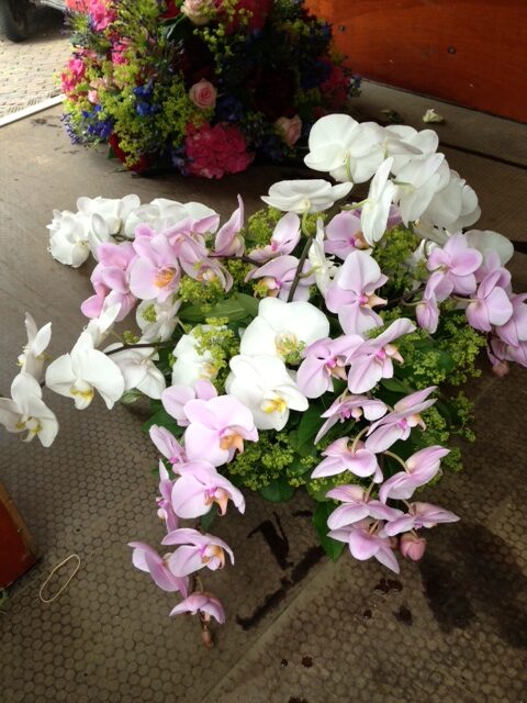 Bloemstuk met witte en roze orchideeën