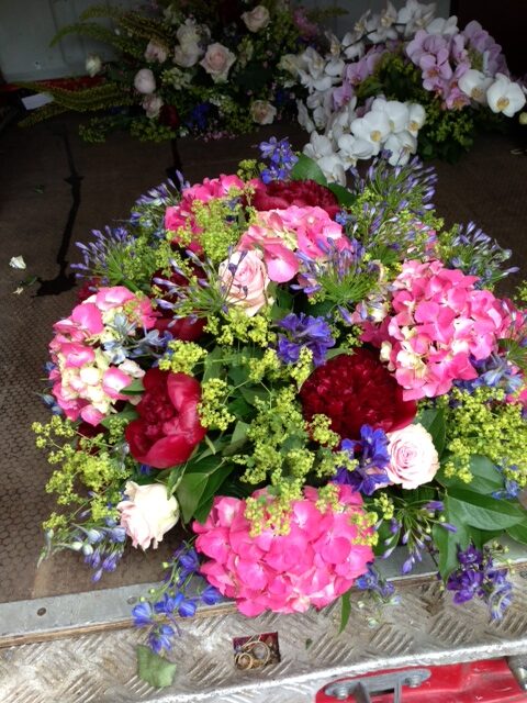 Bloemstuk met hortensia en roze rozen