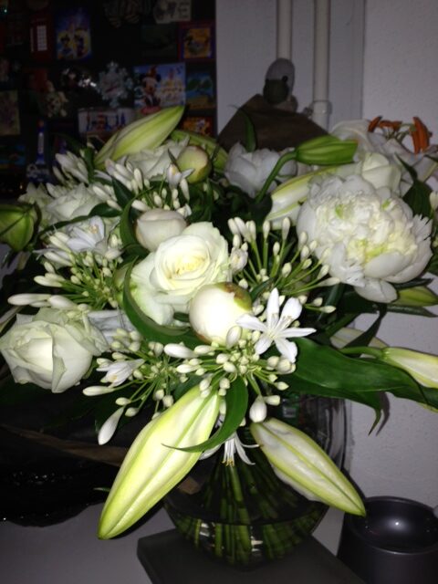 Wit boeket met lelies, rozen en agapanthus